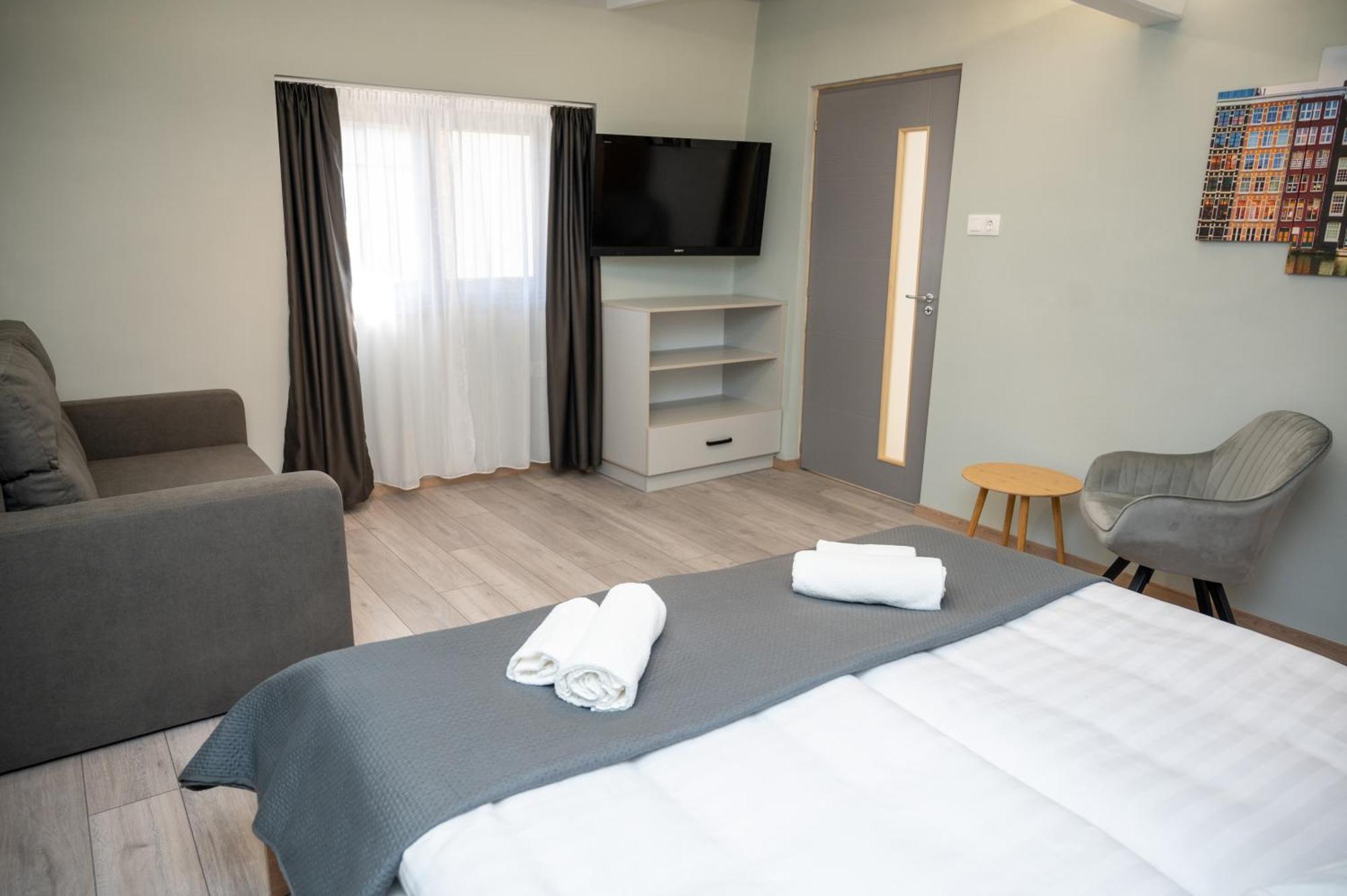 Tuenderkert Apartman Gyula Zewnętrze zdjęcie