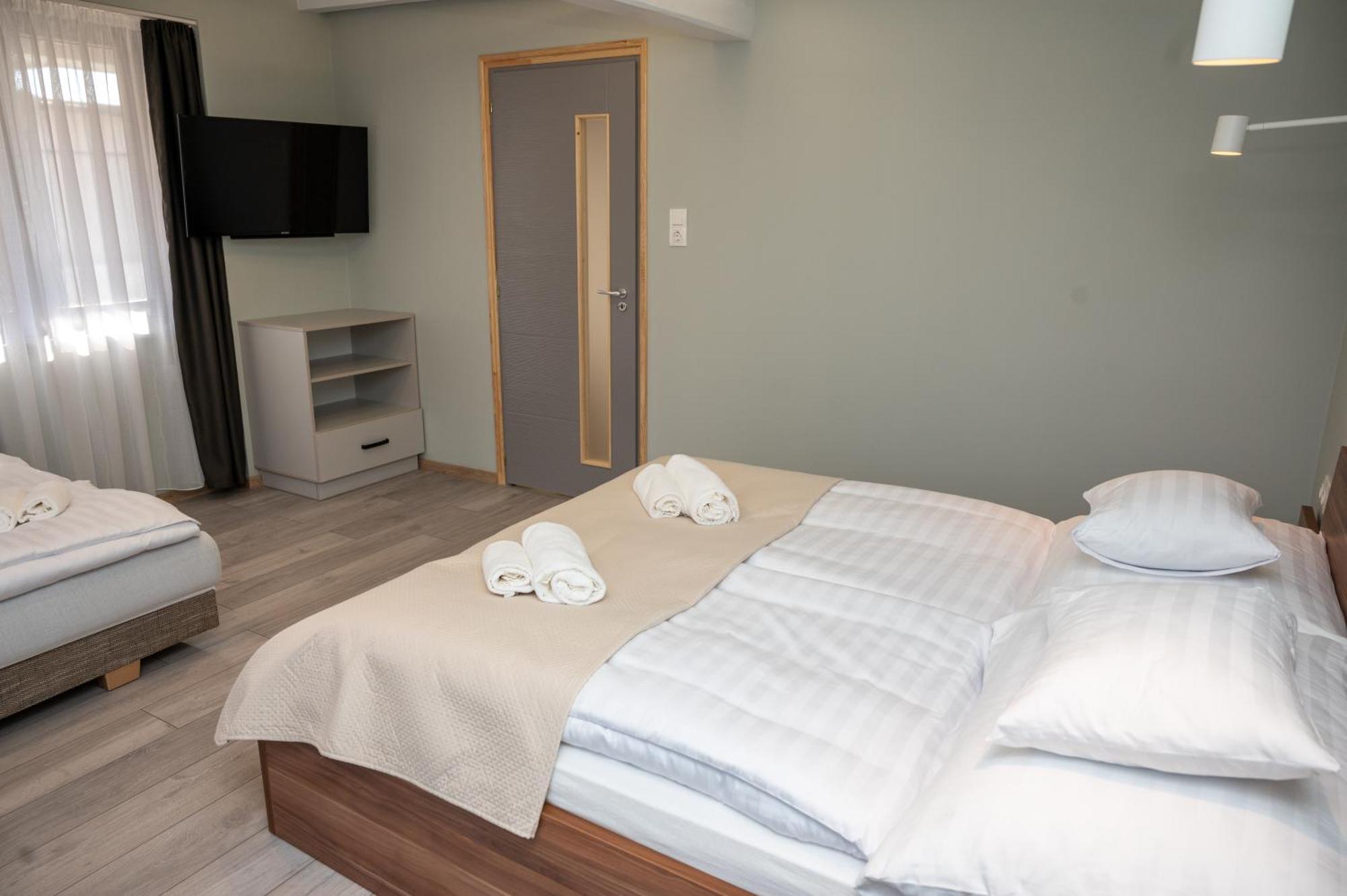 Tuenderkert Apartman Gyula Zewnętrze zdjęcie